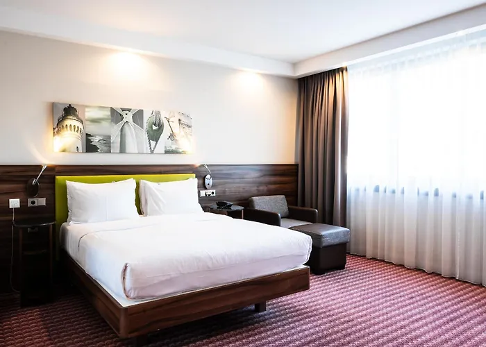 Отель Hampton By Hilton 3*